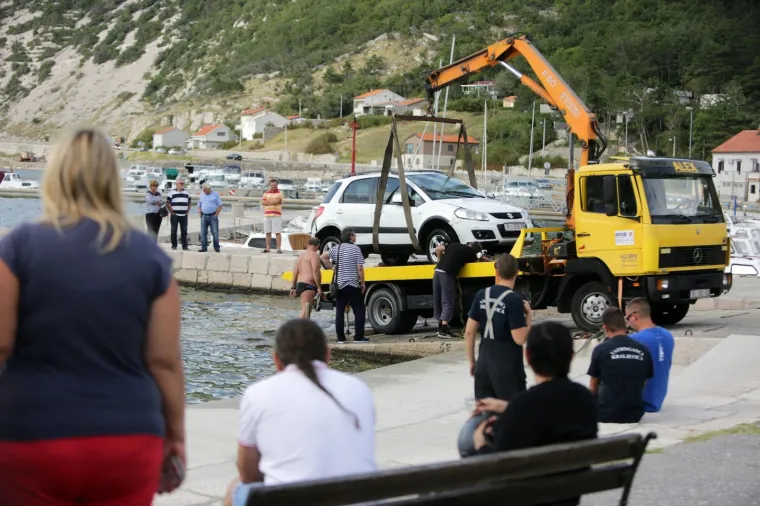 Autom preletio iznad ljudi na plaži i sletio u more