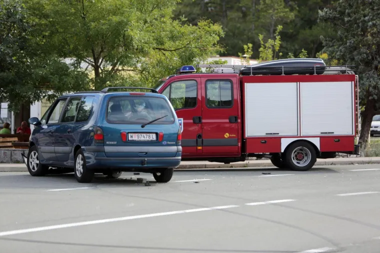 Autom preletio iznad ljudi na plaži i sletio u more