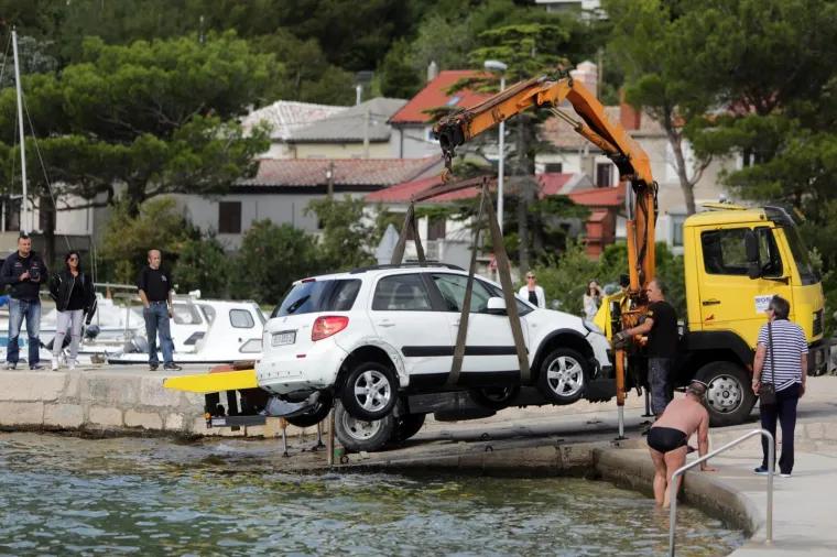 Nakon što su se na cesti odmah uz gradsku plažu sudarili Suzuki i Renault, vozač Suzukija je s vozilom doslovce preletio preko glava ljdui koji su ležali na plaži, te sletio u more.