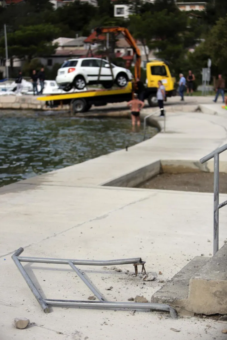 Autom preletio iznad ljudi na plaži i sletio u more