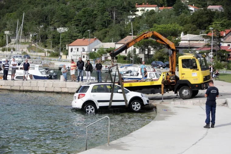 Na lice mjesta ubrzo je stigla policija, a poduzeta je i akcija izvlačenja vozila iz mora. Pukom srećom nije bilo teško ozlijeđenih.