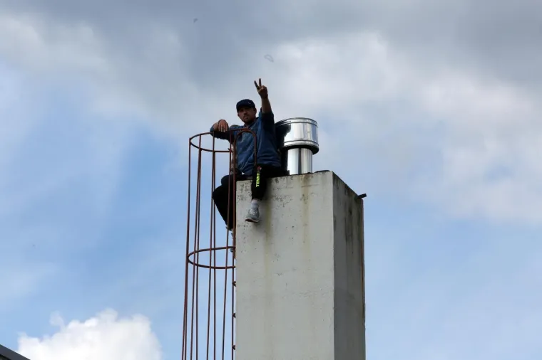 BESKUĆNICI PRIJETILI BACANJEM S 15 METARA VISOKOG DIMNJAKA: Dramatični trenuci dvojca koji je napravio pravu drama u Rijeci