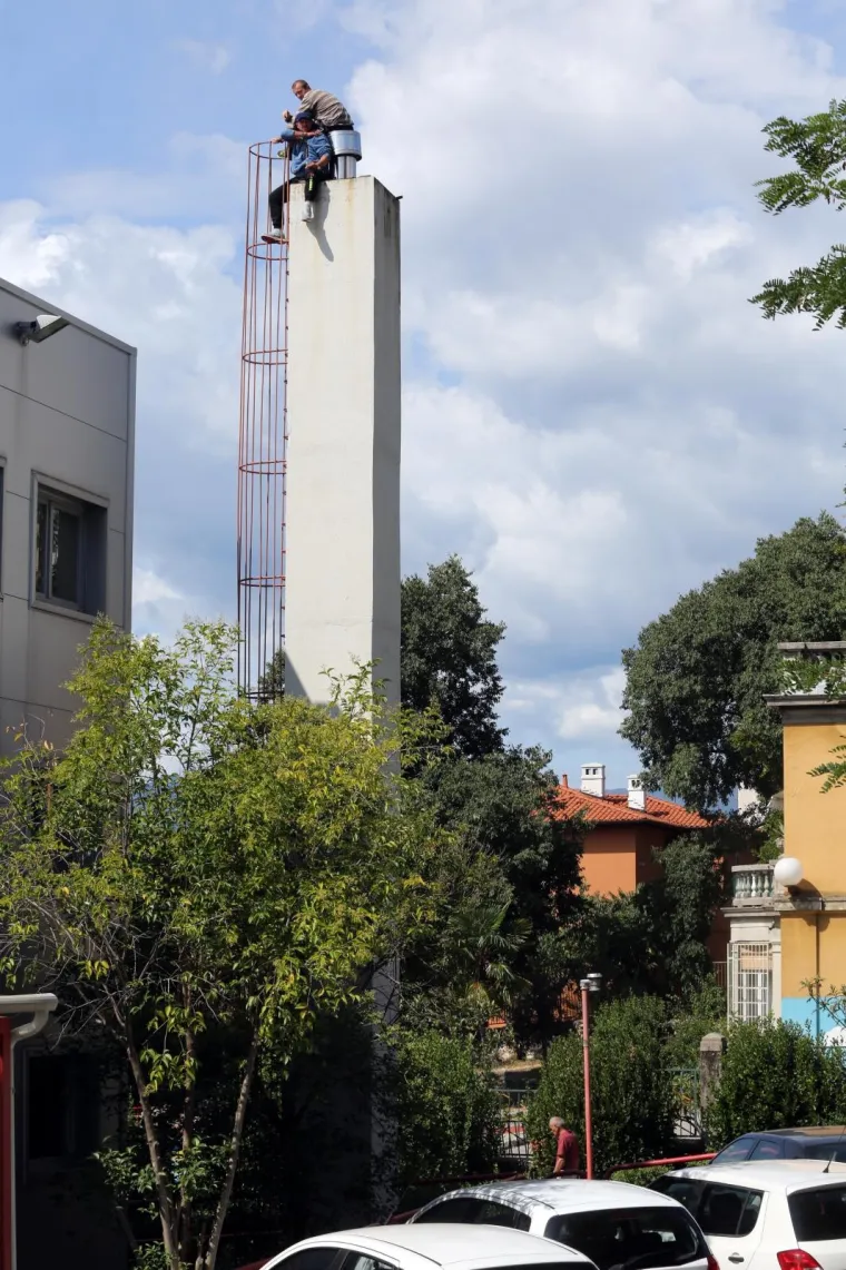 BESKUĆNICI PRIJETILI BACANJEM S 15 METARA VISOKOG DIMNJAKA: Dramatični trenuci dvojca koji je napravio pravu drama u Rijeci