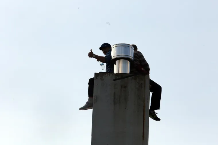 BESKUĆNICI PRIJETILI BACANJEM S 15 METARA VISOKOG DIMNJAKA: Dramatični trenuci dvojca koji je napravio pravu drama u Rijeci