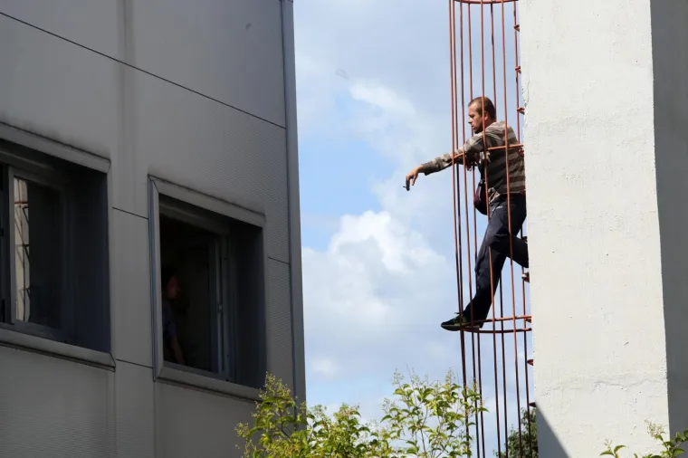 BESKUĆNICI PRIJETILI BACANJEM S 15 METARA VISOKOG DIMNJAKA: Dramatični trenuci dvojca koji je napravio pravu drama u Rijeci