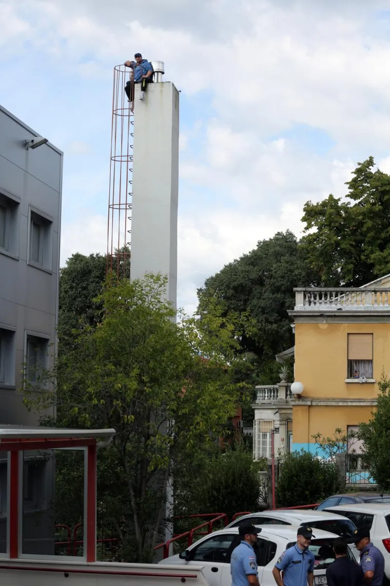 BESKUĆNICI PRIJETILI BACANJEM S 15 METARA VISOKOG DIMNJAKA: Dramatični trenuci dvojca koji je napravio pravu drama u Rijeci