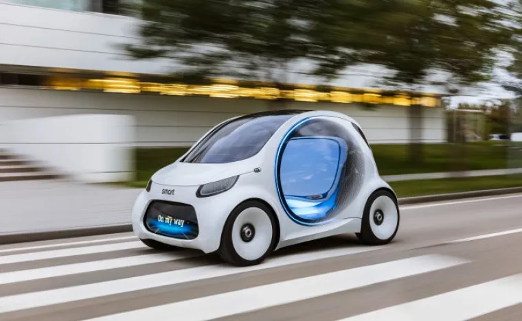 Dvosjed dimenzija 2699 x 1720 x 1535 mm u 'minimalnom prostoru nudi maksimalno mnogo mjesta' i dio je strategije Mercedes-Benza da do 2022. godine na tržište, u rasponu od Smarta do velikog SUV-a, izbaci barem deset električnih automobila.