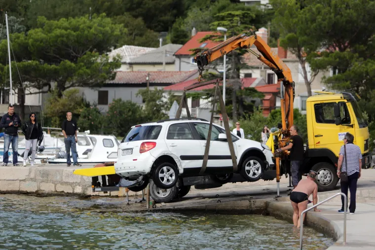 Bakarac: Auto preletio kupačima preko glave i zavr&scaron;io u moru
