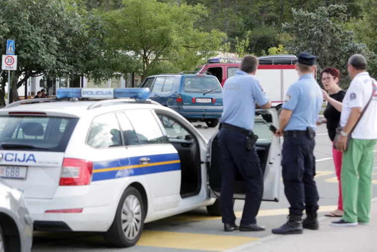 Bakarac: Auto preletio kupačima preko glave i zavr&scaron;io u moru