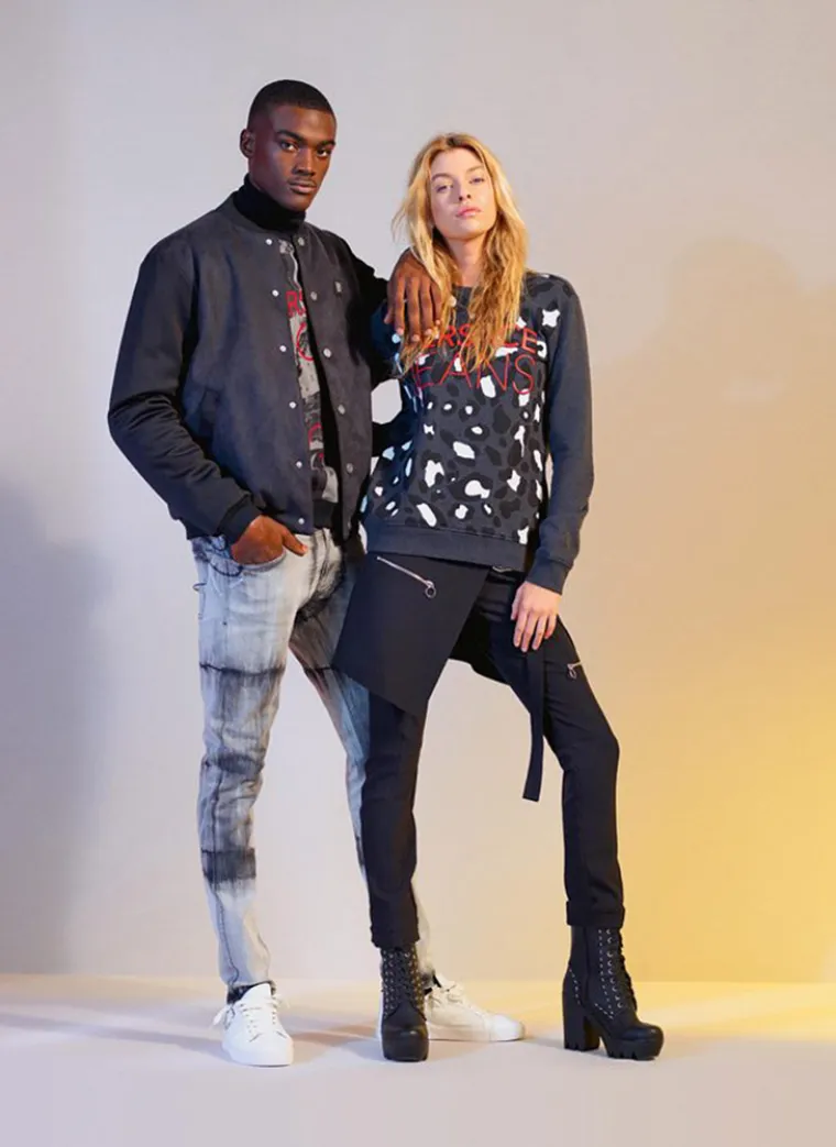 Nova Versace Jeans kampanja u svojim sirovim kadrovima slavi i proklamira emancipaciju. Hrabri i jaki outfiti u pročišćenim fotografijama prenose snažnu poruku ljubavi i jednakosti. Zaštitna lica kampanje, modeli Stella Maxwell i Davidson Obennebo, pod fotografskim objektivom mlade i talentirane fotografkinje Lee Colombo vješto rekreiraju društveno osviještene pripadnike novih generacije koja se sve glasnije bori za svoja prava i kojima se upravo brand Versace Jeans i obraća.
