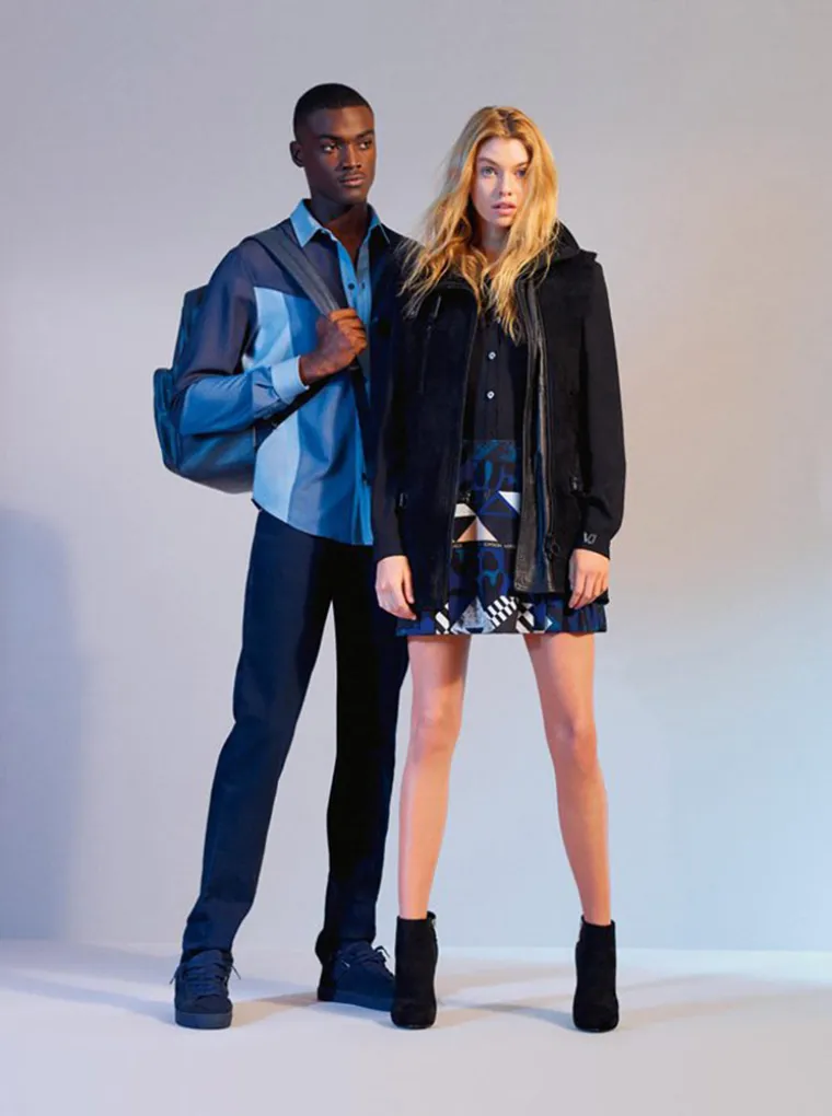 Pritom elegantni printevi inspirirani poznatim zaštitnim znakovima modne kuće Versace integriraju povijesne elemente raznih perioda umjetnosti-od baroka pa sve do grungea, u suvremene fashion kombinacije.