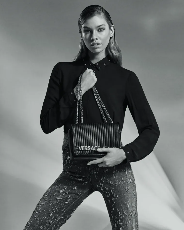 Snažna poruka ljubavi, jednakosti i emancipacije u novoj kampanji Versace Jeansa