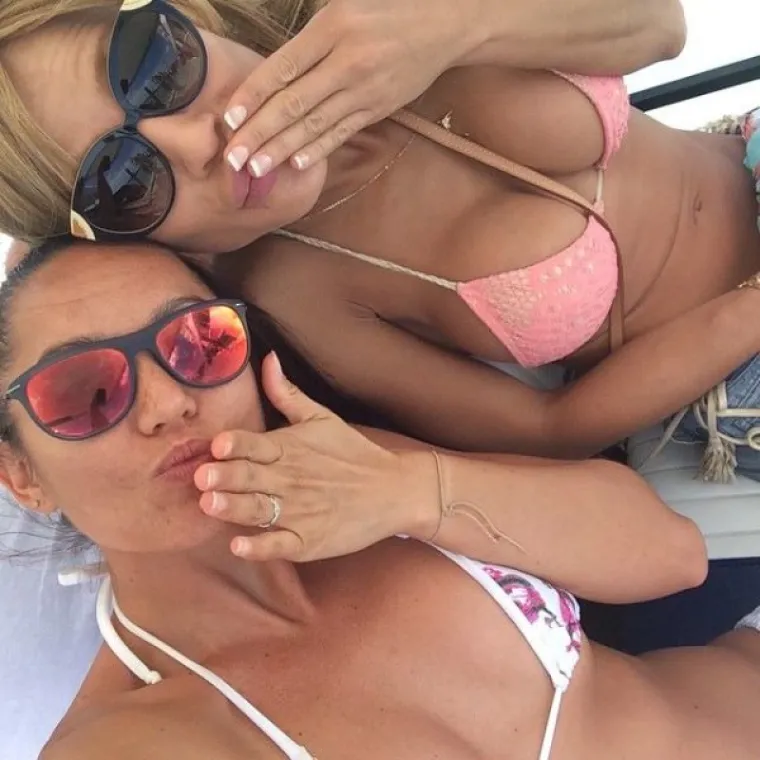 LJUBOMORA ILI NE&Scaron;TO DRUGO: Ne daju im ni da same poziraju na seksi fotkama, a kamoli i&scaron;ta drugo