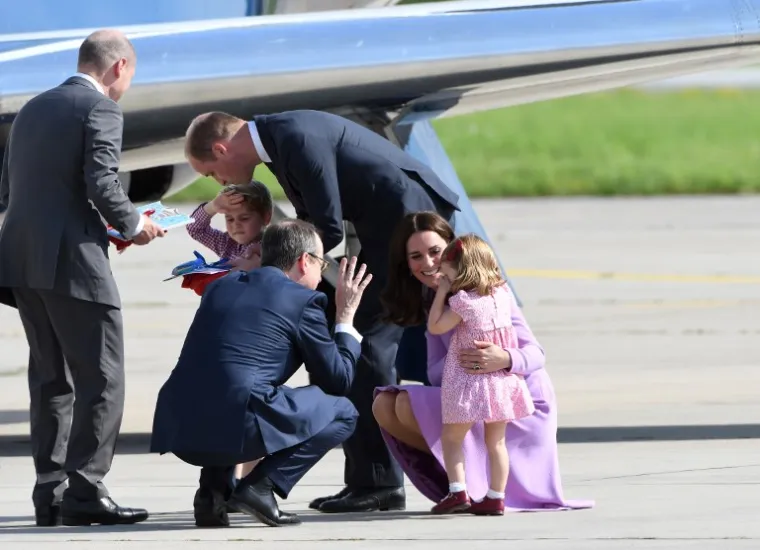 A spremna ih je i utje&scaron;iti (Nekoliko trenutaka prije malena Charlotte je pala na putu do aviona, a Kate je samo najbolja mama na svijetu koja ju je odlučila zagrliti i zabaviti da zaboravi na bol)