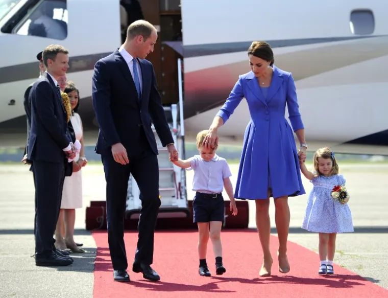 Jo&scaron; jednom usklađeni outfiti (a i ovdje je Kate vrlo dobro svjesna da se malenom Georgeu ne da biti ovdje, radije bi se igrao, pa ga poku&scaron;ava umiriti)