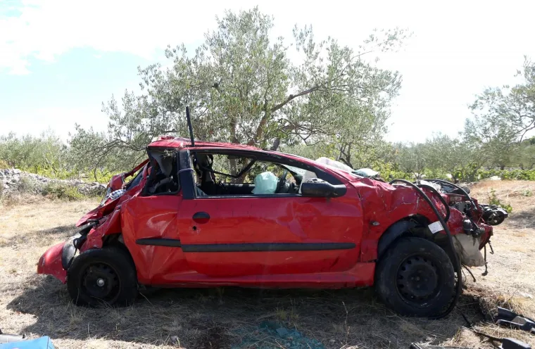 AUTOMOBILOM SLETIO S CESTE: U prometnoj nesreći kod Benkovca jedna osoba teže ozlijeđena