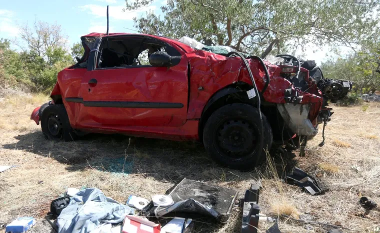 AUTOMOBILOM SLETIO S CESTE: U prometnoj nesreći kod Benkovca jedna osoba teže ozlijeđena