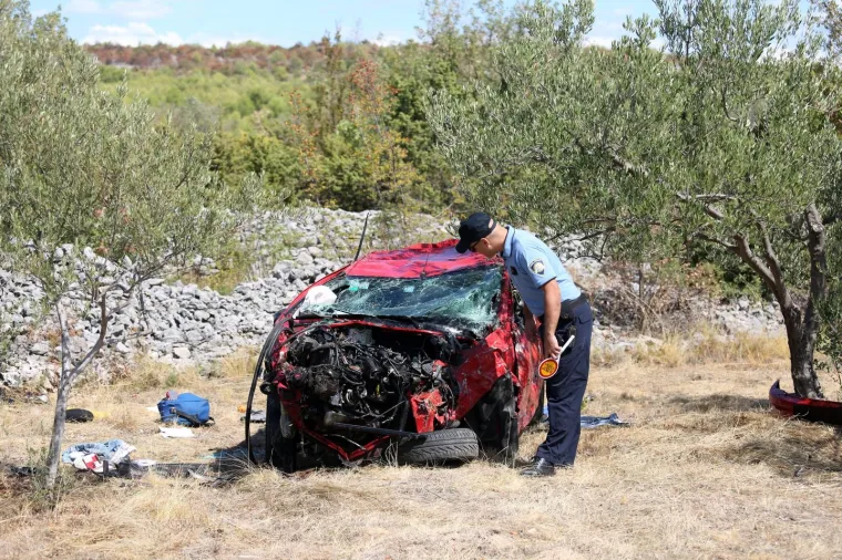 AUTOMOBILOM SLETIO S CESTE: U prometnoj nesreći kod Benkovca jedna osoba teže ozlijeđena