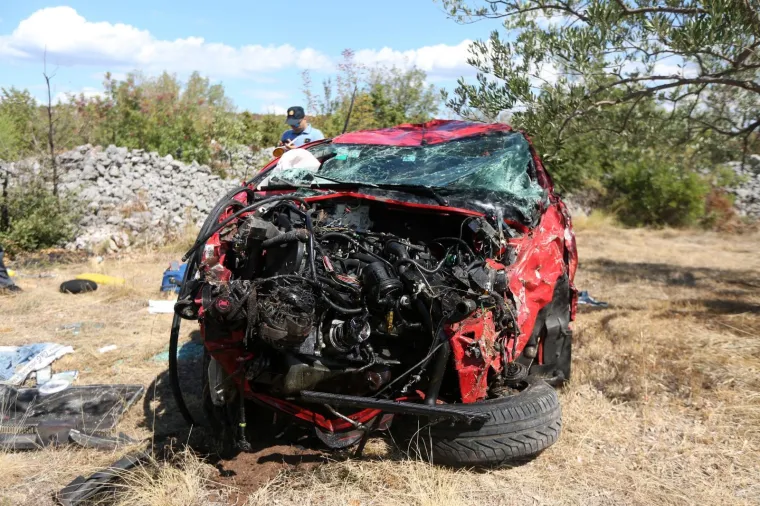 AUTOMOBILOM SLETIO S CESTE: U prometnoj nesreći kod Benkovca jedna osoba teže ozlijeđena