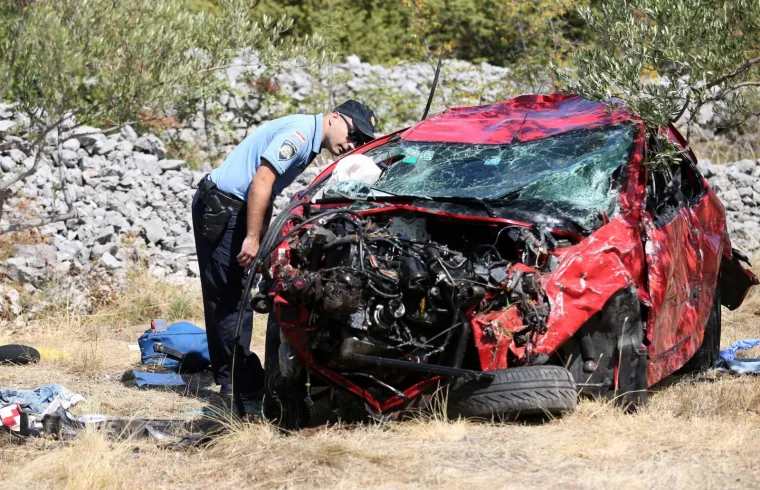 Na cesti D-27 u pravcu Benkovca uslijed izlijetanja osobnog automobila jedna je osoba ozlijeđena te je prebačena u OB u &Scaron;ibeniku.