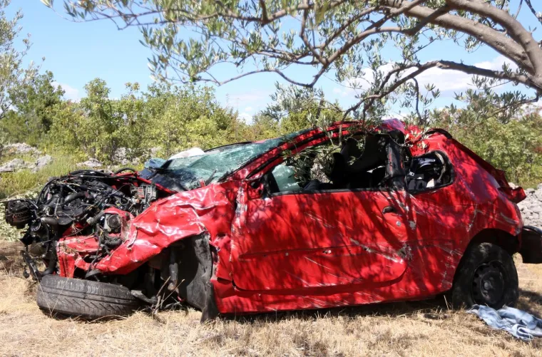 AUTOMOBILOM SLETIO S CESTE: U prometnoj nesreći kod Benkovca jedna osoba teže ozlijeđena