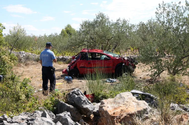 AUTOMOBILOM SLETIO S CESTE: U prometnoj nesreći kod Benkovca jedna osoba teže ozlijeđena