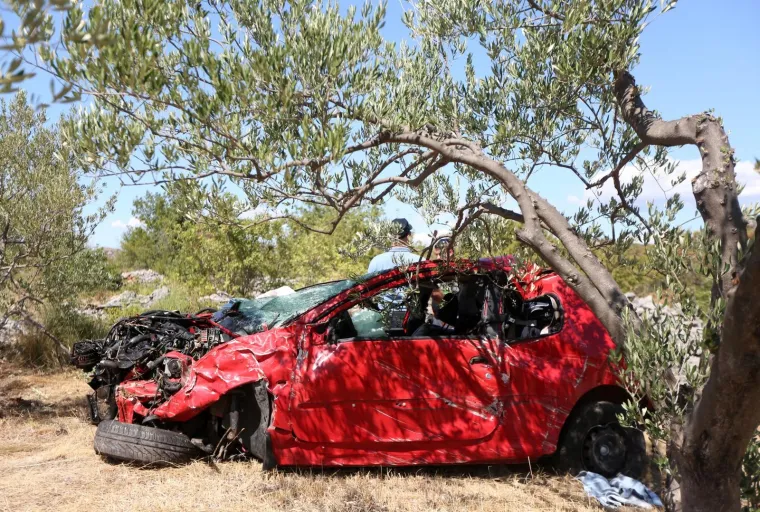 AUTOMOBILOM SLETIO S CESTE: U prometnoj nesreći kod Benkovca jedna osoba teže ozlijeđena