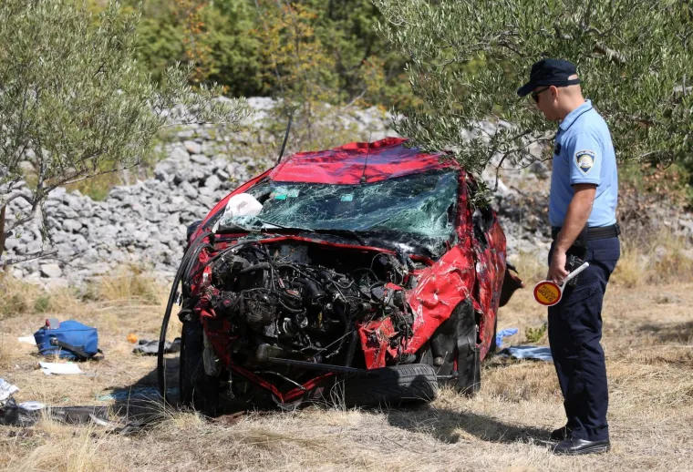 AUTOMOBILOM SLETIO S CESTE: U prometnoj nesreći kod Benkovca jedna osoba teže ozlijeđena