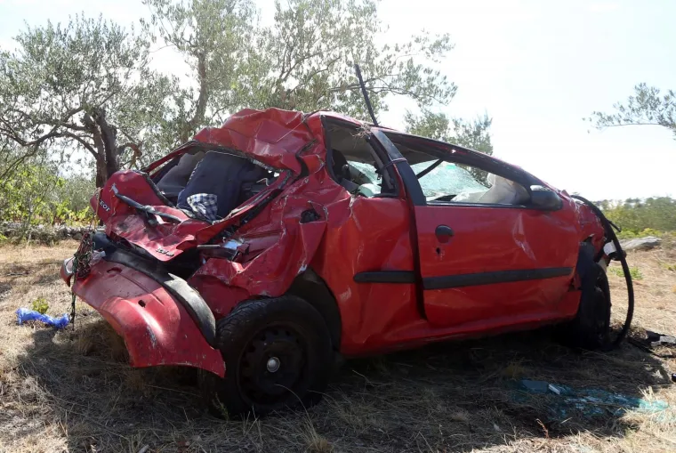 AUTOMOBILOM SLETIO S CESTE: U prometnoj nesreći kod Benkovca jedna osoba teže ozlijeđena