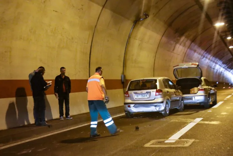 U lančanom sudaru u tunelu &Scaron;kurinje sudjelovalo pet automobila