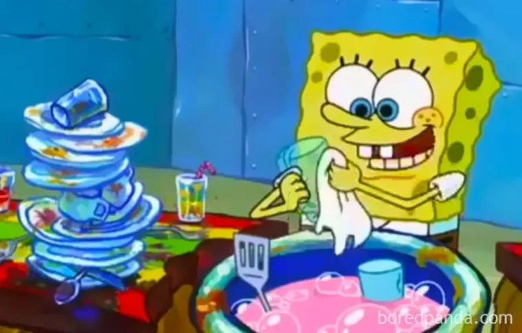 Spužva pere posuđe.