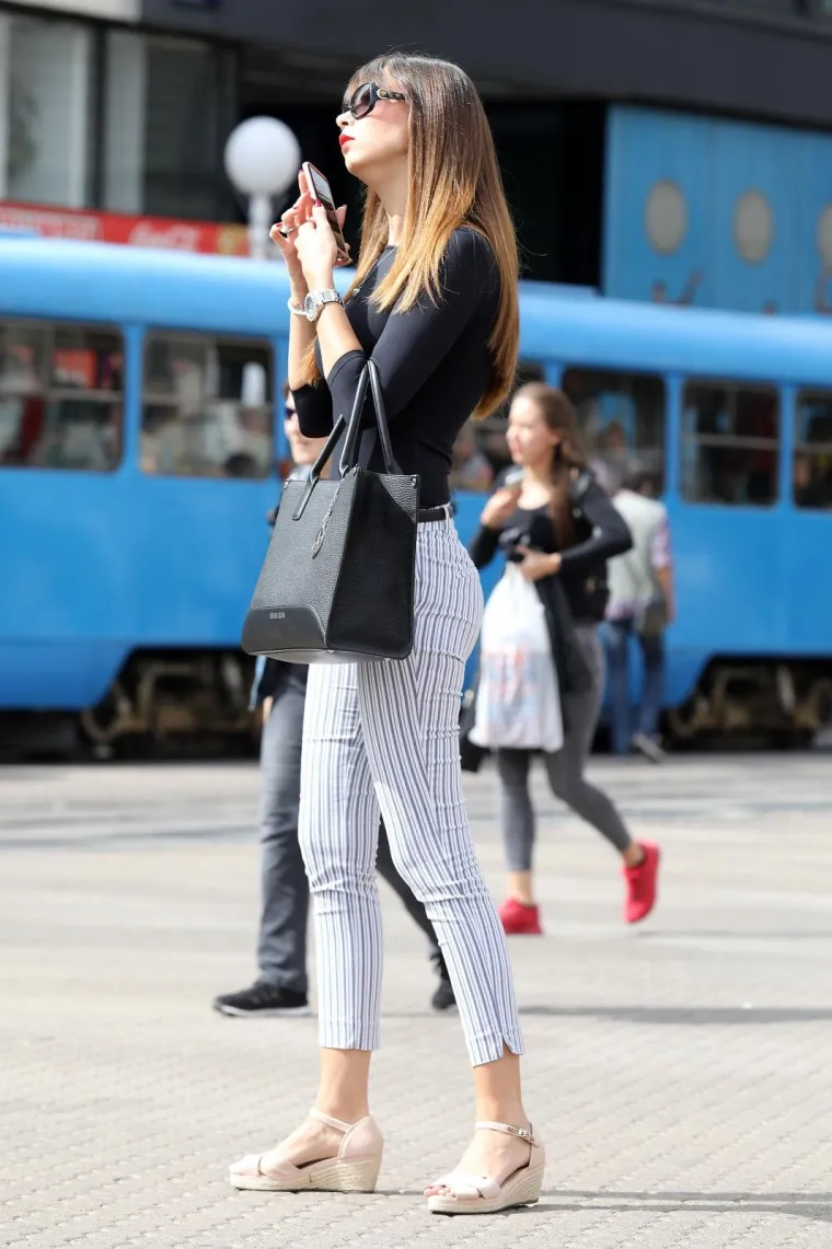 POPRAVILA DAN PROLAZNICIMA: Seksi djevojka zastala telefonirati na Trgu pa postala glavna atrakcija