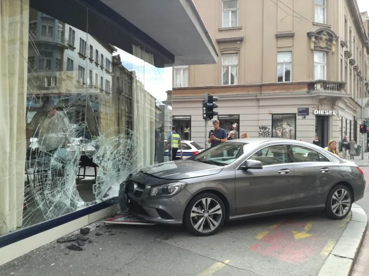 Zagreb: Mercedesom se zabila u Takenoko restoran
