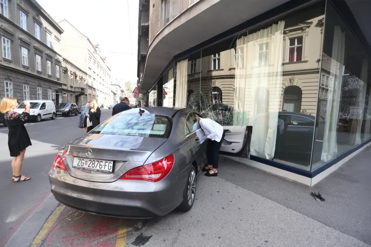 Zagreb: Mercedesom se zabio u Takenoko restoran
