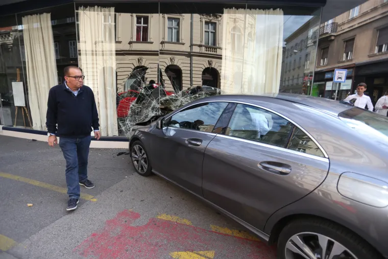 Zagreb: Mercedesom se zabio u Takenoko restoran