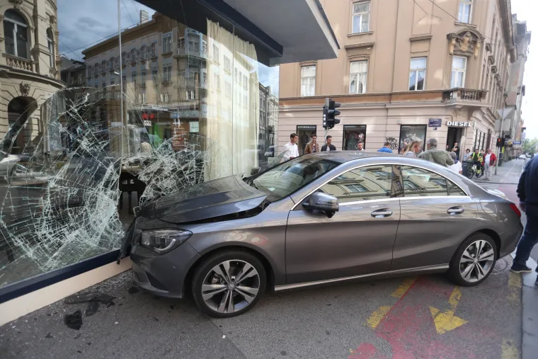 Zagreb: Mercedesom se zabio u Takenoko restoran