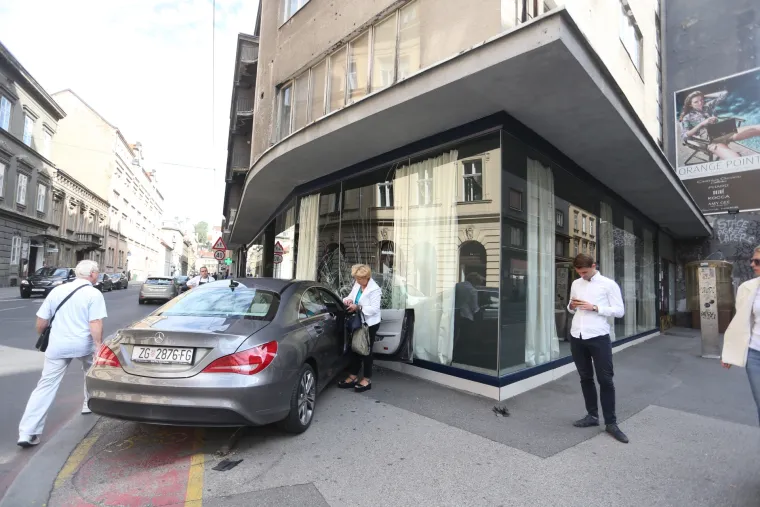 Zagreb: Mercedesom se zabio u Takenoko restoran