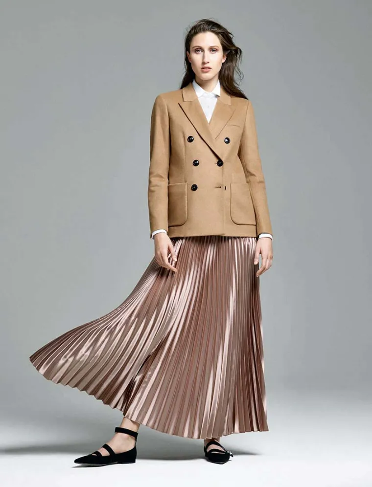 Kombinacije i slojevitost, matirane &scaron;ljokice, glatke tkanine u kontrastu s grubim bojama, svijetle boje na klasičnim modelima daju novi stilski identitet koji prkosi trendovima i ponovno se reinterpretira kroz nadolazeće sezone.