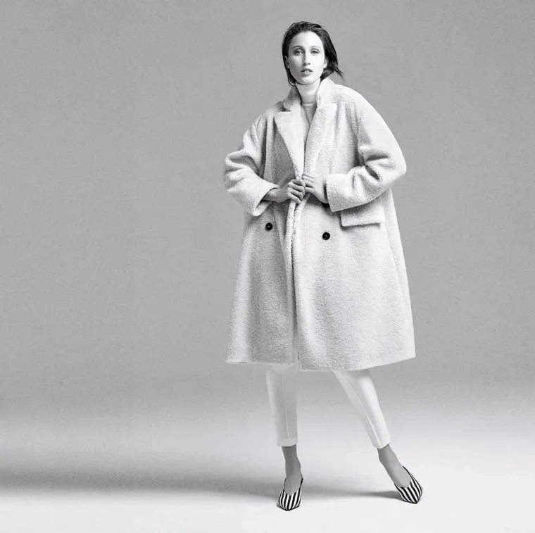 Sofisticirani fotografski kadrovi fokusirani su na emociju koju Anna daje prezentirajući snažnu kolekciju kojom dominiraju neutralne boje, opu&scaron;tene, elaborirane siluete i luksuzni materijali. Scenografija je hladna kako bi naglasila gotovo eskapističke pokrete modela u fluidnim outfitima.