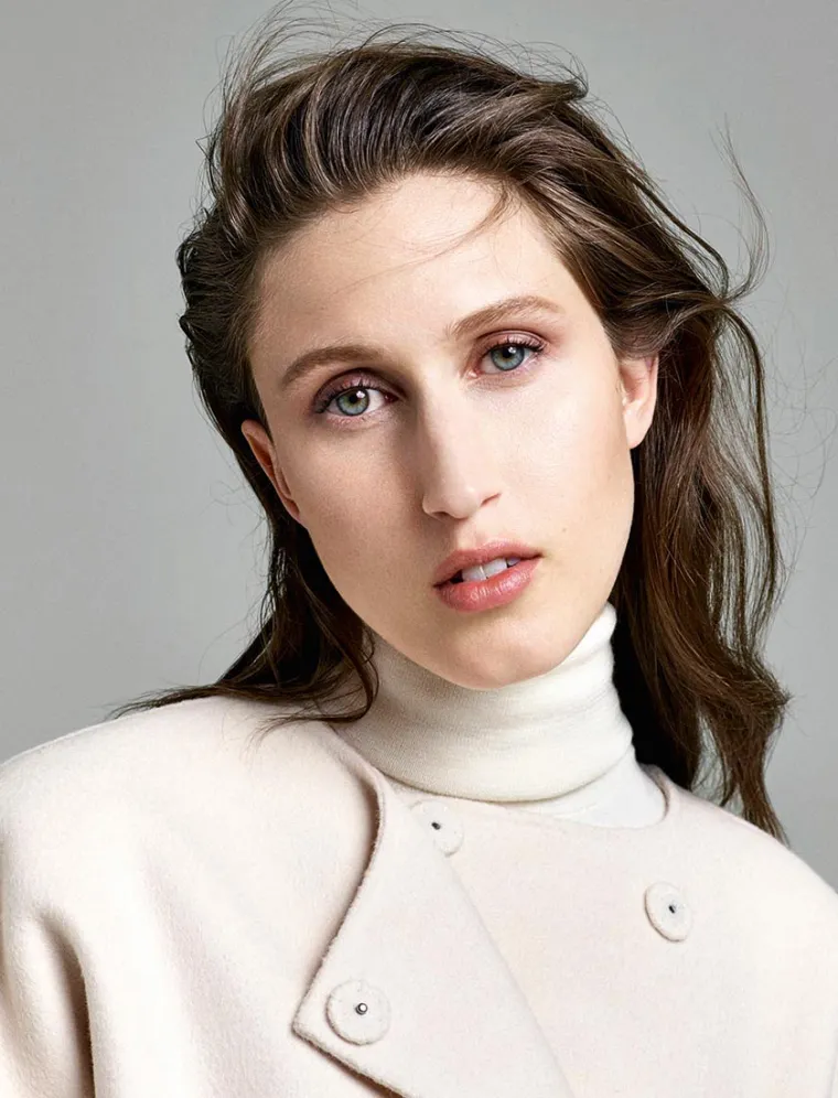 Istovremeno eklektična i introvertirana, Anna Cleveland u novoj kampanji prikazuje ženu koja podjednako osvaja svojom samouvjereno&scaron;ću i suvremenim stilom, pritom ne skrivajući ranjivost, empatiju i toplinu koje čine esenciju njene osobnosti.