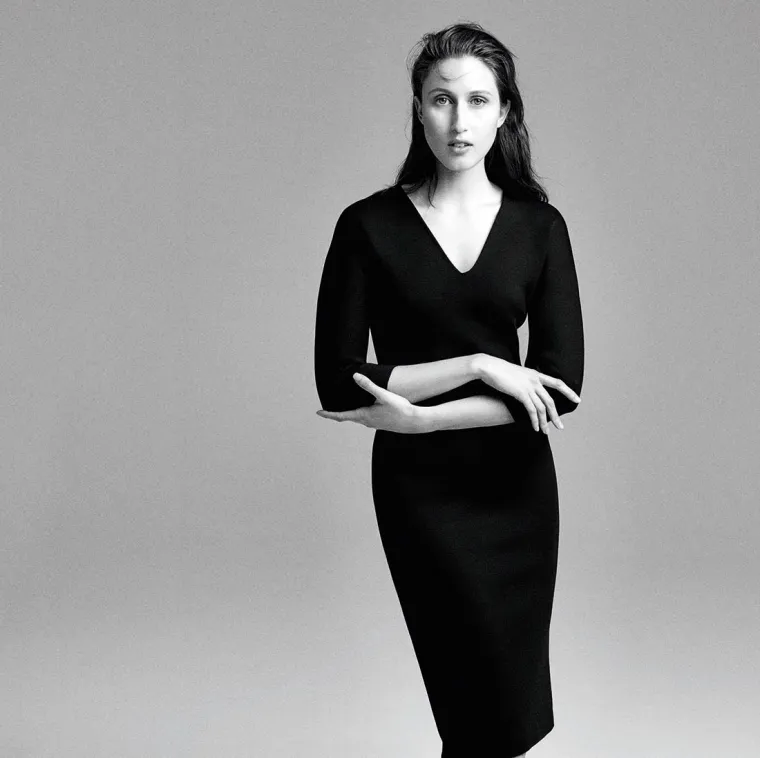 Jo&scaron; jednu sezonu zaredom, čarobnu Seventy ženu utjelovila je poznata ikona modnih pista i časopisa Anna Cleveland. Eterična Anna, u nizu svojih teatralnih transformacija, ovog puta nam otkriva jednu posve ogoljenu i gotovo djevojački nježnu stranu koja adekvatno i vrlo jasno nagla&scaron;ava elegantno klasičnu kolekciju poznatog talijanskog branda.