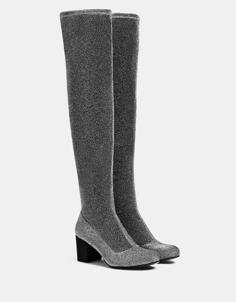 Čizme na petu s rastezljivim i sjajnim gornjim dijelom, Bershka, 449,90 kuna
