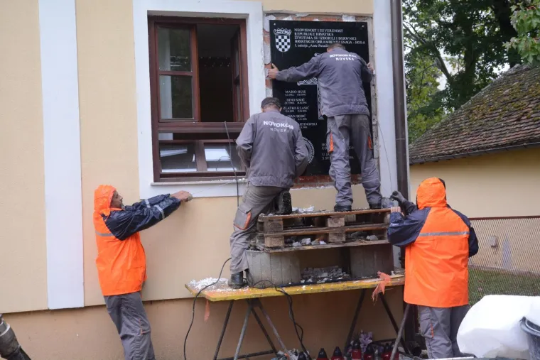 Nakon dugotrajnih rasprava o spomen-ploči HOS-a u Jasenovcu, koja se našla u središtu interesa javnosti zbog spornog pozdrava ‘Za dom spremni’, ploča je ipak   uklonjena iz Jasenovca i premještena u Novsku
Photo: Zeljko Gasparovic/PIXSELL