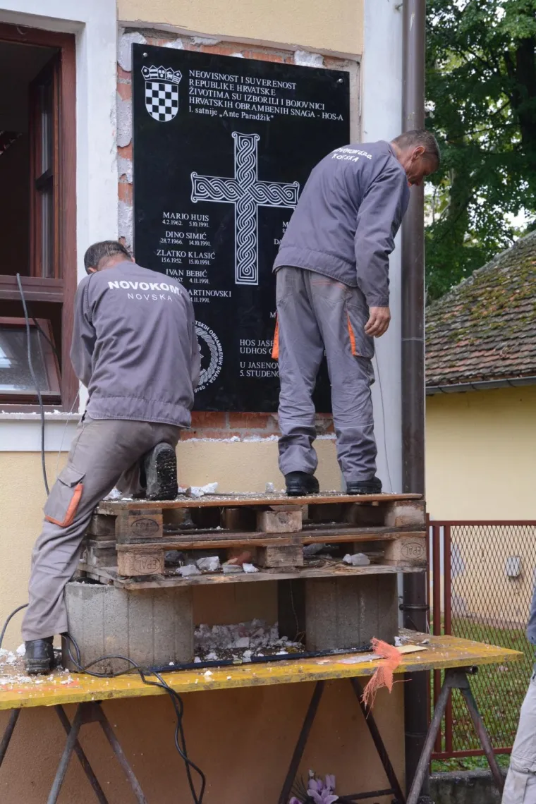 SELI U NOVSKU: Sporna HOS-ova spomen-ploča uklonjena iz Jasenovca