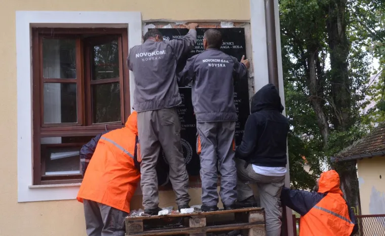 SELI U NOVSKU: Sporna HOS-ova spomen-ploča uklonjena iz Jasenovca