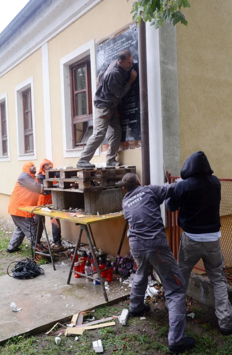 SELI U NOVSKU: Sporna HOS-ova spomen-ploča uklonjena iz Jasenovca