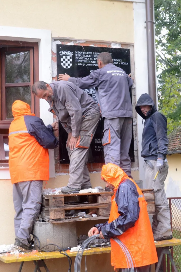 SELI U NOVSKU: Sporna HOS-ova spomen-ploča uklonjena iz Jasenovca