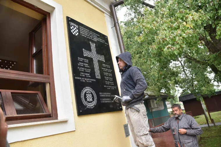SELI U NOVSKU: Sporna HOS-ova spomen-ploča uklonjena iz Jasenovca
