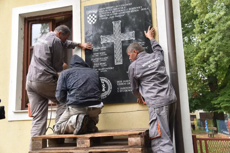 SELI U NOVSKU: Sporna HOS-ova spomen-ploča uklonjena iz Jasenovca