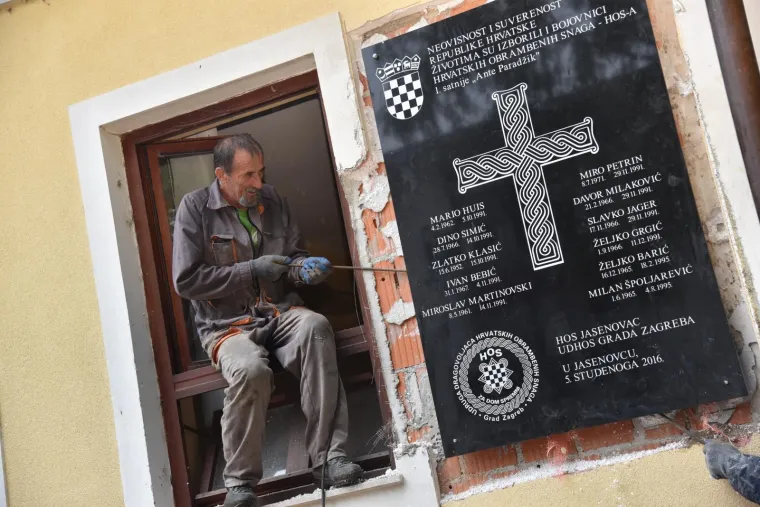 SELI U NOVSKU: Sporna HOS-ova spomen-ploča uklonjena iz Jasenovca